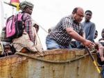 Daminificados por el paso del cicl&oacute;n Idai llegan en barco a Praia Nova, en Beira (Mozambique), para obtener refugio.