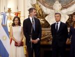 El rey Felipe VI y la reina Letizia junto al presidente argentino, Mauricio Macri (2d) y la primera dama, Juliana Awada (d), durante la ceremonia de bienvenida oficial, en Buenos Aires.