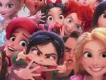 Una de las protagonistas de 'Ralph rompe Internet', Vanellope, se saca una selfie con las princesas Disney.