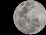 La Luna, fotografiada durante el fen&oacute;meno de la &quot;superluna&quot; en Manila.