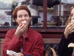 Miranda Hobbes y Carrie Bradshaw se comen unos cupcakes delante de Magnolia Bakery.