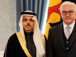 El nuevo embajador de Arabia Saud&iacute; en Alemania, el pr&iacute;ncipe Faisal bin Farhan Al Saud, y el presidente alem&aacute;n, Frank-Walter Steinmeier, en Berl&iacute;n.