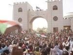Varios activistas corean consignas a las puertas del cuartel general del Ej&eacute;rcito sudan&eacute;s.
