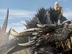 Daenerys y uno de sus dragones en una escena de 'Juego de tronos'