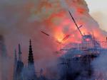La aguja central de la catedral de Notre Dame cae durante el incendio este lunes en Par&iacute;s, Francia.