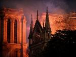Vista general del incendio que consume el techo y el andamiaje de la catedral de Notre Dame, en Par&iacute;s (Francia).