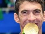 Michael Phelps con una de las medallas de oro que gan&oacute; en los Juegos de R&iacute;o.
