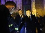El presidente de Francia, Emmanuel Macron, y su esposa Brigitte Macron, con los bomberos que intentan apagar el incendio en la catedral de Notre Dame, en Par&iacute;s.