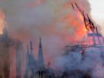 La aguja central de Notre-Dame se derrumba a causa de las llamas.