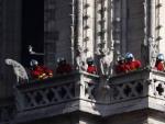 Bomberos inspeccionan este mi&eacute;rcoles la fachada de la catedral de Notre Dame en Par&iacute;s (Francia).