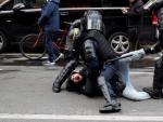 Agentes antidisturbios cargan y arrestan a un hombre durante la manifestaci&oacute;n de los 'chalecos amarillos' en Par&iacute;s.
