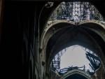 Vista del techo de la catedral de Notre Dame desde el interior despu&eacute;s del incendio sufrido este lunes, en Par&iacute;s (Francia).