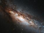 La Galaxia NGC 660 es una rareza dentro del cosmos. Situada a 45 millones de a&ntilde;os luz de la Tierra, es clasificada como una galaxia de anillo polar, es decir, que cuenta con un anillo exterior de gas y estrellas, que rota sobre los polos de la galaxia. La primera galaxia de anillo se descubri&oacute; en 1978 y desde entonces se han descubierto cerca de una docena.