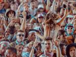 Decenas de asistentes disfrutan de uno de los conciertos del Festival de Coachella, durante su segunda jornada en Indio, California (EE UU).