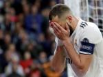 Karim Benzema se lamenta por una ocasi&oacute;n fallada.