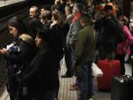 And&eacute;n del metro de Barcelona lleno de pasajeros en la estaci&oacute;n de Sagrada Fam&iacute;lia (L5) a causa de la huelga de la plantilla en protesta por la presencia de amianto en las instalaciones.