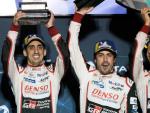 Sebastien Buemi, Fernando Alonso y Kazuki Nakajima celebran su victoria en las 1.000 millas de Sebring.