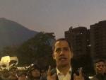 Juan Guaid&oacute;, pidiendo a los militares y ciudadan&iacute;a que se levanten contra Maduro.