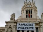 Pancarta con la leyenda &quot;Refugees Welcome&quot; en la fachada del Ayuntamiento de Madrid.