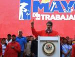 El presidente de Venezuela, Nicol&aacute;s Maduro (c), se dirige a sus simpatizantes durante un acto por el D&iacute;a del Trabajo, en Caracas (Venezuela).