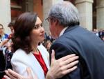 El candidato del PSOE-M a la Comunidad de Madrid, &Aacute;ngel Gabilondo, saluda a la candidata del PP, Isabel D&iacute;az Ayuso, durante los actos conmemorativos de la festividad del Dos de Mayo.