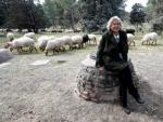 La alcaldesa de Madrid, Manuela Carmena, durante su visita al reba&ntilde;o de ovejas de la Casa de Campo.