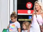 La actriz Tori Spelling con tres de sus hijos.