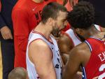 Marc Gasol se acerca a hablar con Joel Embiid tras el s&eacute;ptimo partido de la eliminatoria entre ToronTo Raptors y Philadelphia 76ers.