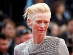 La actriz brit&aacute;nica Tilda Swinton se para ante los fot&oacute;grafos, a su llegada a la inauguraci&oacute;n del Festival de Cannes 2019.
