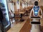 La ciencia ficci&oacute;n ya imaginaba un futuro en el que los robots son nuestros compa&ntilde;eros y ayudantes. Ese tiempo ha llegado ya a un local de Budapest, donde unos camareros cibern&eacute;ticos sirven comidas y bebidas.