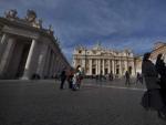 Tres monjas pasan cerca de la Plaza de San Pedro del Vaticano.