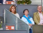 Mar&iacute;a Dolores de Cospedal, junto a su hijo y su marido, Ignacio L&oacute;pez del Hierro, en el Mutua Madrid Open de tenis.