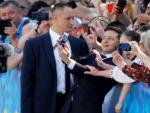 El nuevo presidente de Ucrania, Vladimir Zelenski, se detiene a sacarse 'selfies' con ciudadanos ucranianos.
