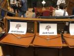 Las carteras de S&agrave;nchez, Rull y Turull con sus carteles, en los esca&ntilde;os 'reservados' por JxCat en el Congreso, en el inicio de la XIII Legislatura.