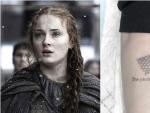 Sophie Turner, conocida como Sansa en la exitosa serie de HBO, tiene la insignia de la casa Stark tatuada en su brazo con la siguiente frase: &quot;La manada sobrevive&quot;.