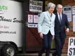 La primera ministra brit&aacute;nica, Theresa May, y su marido, Phillip, tras votar en las elecciones europeas en un colegio electoral de Sonning (Reino Unido).