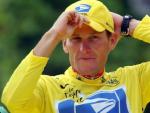 El estadounidense Lance Armstrong celebra su victoria en el Tour de Francia de 2003.