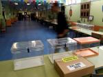 Trabajadores preparan las mesas electorales en un colegio p&uacute;blico madrile&ntilde;o para este 26-M.