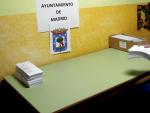 Trabajadores preparan las mesas electorales en un colegio p&uacute;blico madrile&ntilde;o.