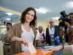 La candidata del PP a la Asamblea de Madrid, Isabel Díaz Ayuso, ejerce su derecho al voto este domingo en el instituto de enseñanza secundaria Lope de Vega de Madrid.