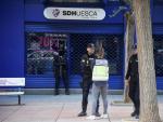 Un amplio dispositivo de Polic&iacute;a Nacional se ha desplegado en la sede de la Sociedad Deportiva Huesca, como consecuencia de una operaci&oacute;n contra el presunto ama&ntilde;o de partidos de f&uacute;tbol en Primera y Segunda.