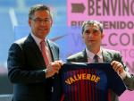 Ernesto Valverde, posa con el presidente del Club, Josep Maria Bartomeu, durante su presentaci&oacute;n como entrenador.