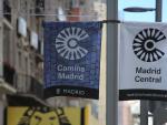 Carteles de Madrid Central en la Gran V&iacute;a de la capital.