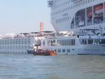 Imagen del crucero al chocar con el barco tur&iacute;stico en Venecia.