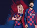 Kheira Hamroui y Gerard Piqu&eacute; posan con la camiseta del Barcelona para la temporada 2019/20.