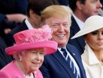 Isabel II, Donald Trump y su esposa Melania en el 75 aniversario del desembarco de Normad&iacute;a