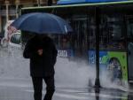 Un hombre se protege de la lluvia en San Sebasti&aacute;n.