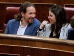 El secretario general de Podemos, Pablo Iglesias, y la n&uacute;mero dos de la formaci&oacute;n morada, Irene Montero (c), antes del inicio de la sesi&oacute;n constitutiva de las nuevas Cortes Generales.