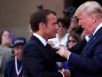 El presidente galo, Emmanuel Macron (i), y su hom&oacute;logo estadounidense, Donald Trump (d), durante la ceremonia de conmemoraci&oacute;n del 75 aniversario del D&iacute;a D, en Francia.