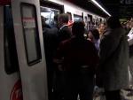 Imagen de pasajeros en el metro de Barcelona.